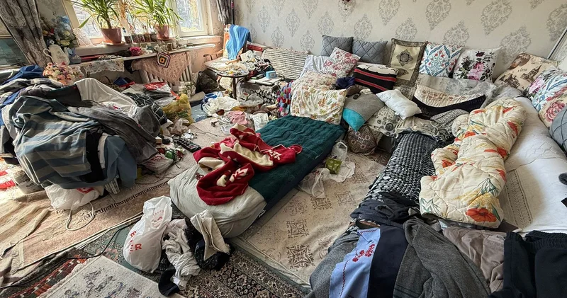 Vatandaşın şikayeti üzerine ekiplerin geldiği evden 1 ton çöp çıkarıldı