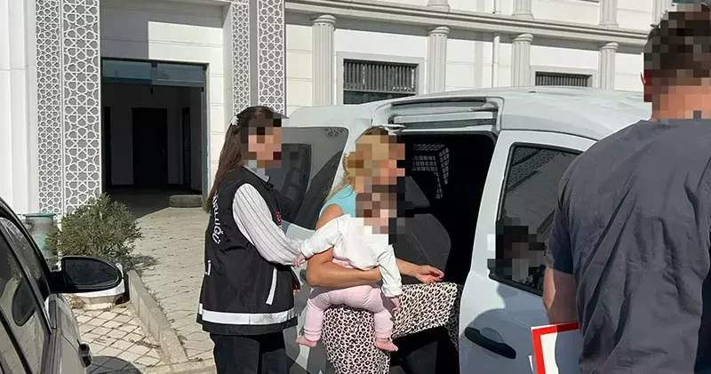 Hırsızlık şüphelisi, kucağında bebeğiyle sevk edildiği adliyede tutuklandı