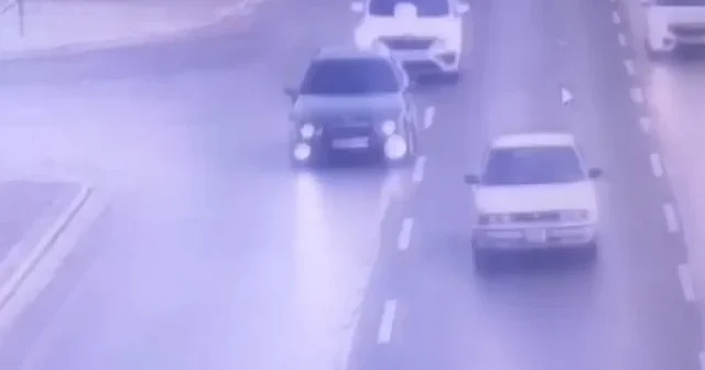 Drift atıp dur ihtarına uymadı: Polis kovalamacayı lastiklere ateş ederek bitirdi VİDEO İZLE