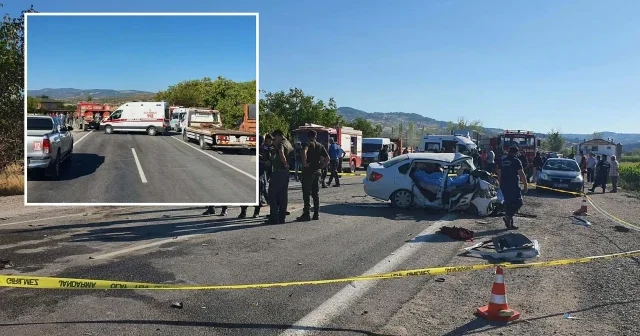 Manisa da iki otomobil kafa kafaya çarpıştı: 3 kişi hayatını kaybetti Manisa Haberleri