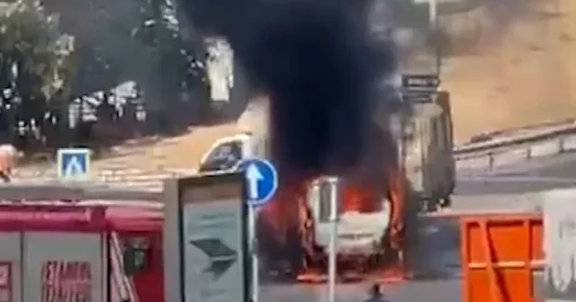 Üsküdar’da seyir halindeki panelvan alevlere teslim oldu VİDEO İZLE