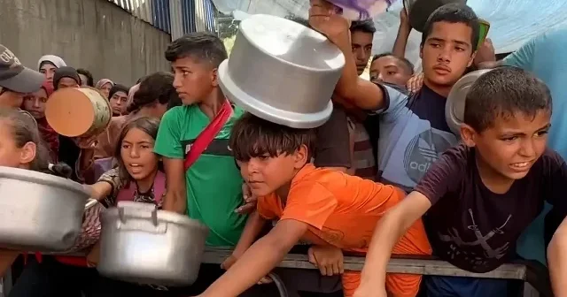 Dünyanın gözünü kapattığı Gazze’de açlıkla mücadele eden Filistinlilere yemek dağıtıldı VİDEO İZLE