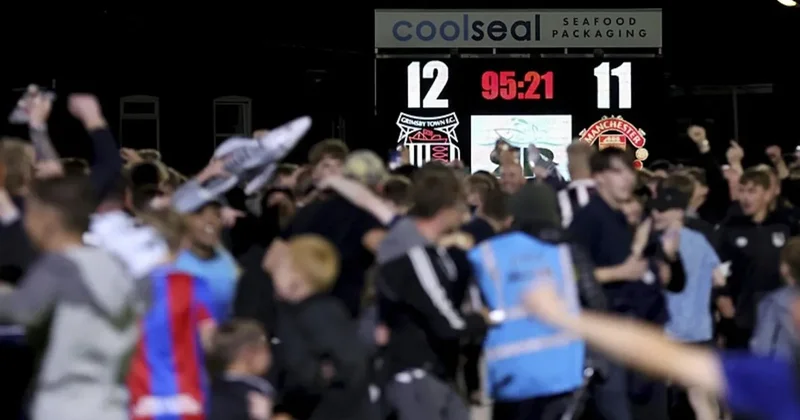 Manchester United ı kupadan eleyen Grimsby Town a ceza!