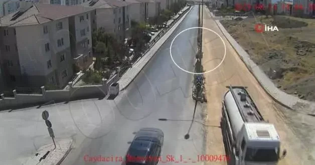 Elazığ da feci kaza anı kamerada! Genç kadının yaşam mücadelesi devam ediyor