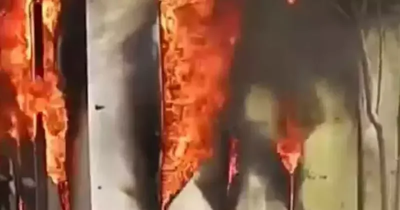 Bağcılar’da otomobil tamirhanesinde çıkan yangın 2 binaya sıçradı: 4 kişi dumandan etkilendi