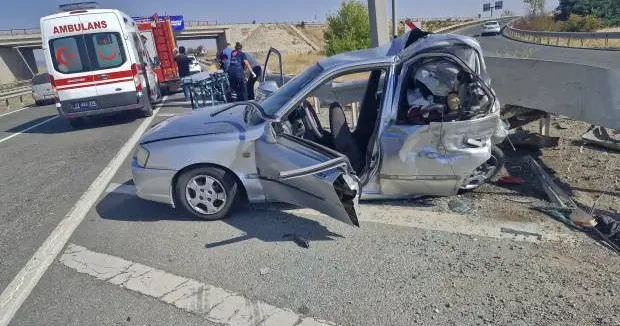 Kırıkkale haberleri Kırıkkale de bariyerlere çarpan otomobil hurdaya döndü: 1 ölü, 4 yaralı! 02 Eylül 2025