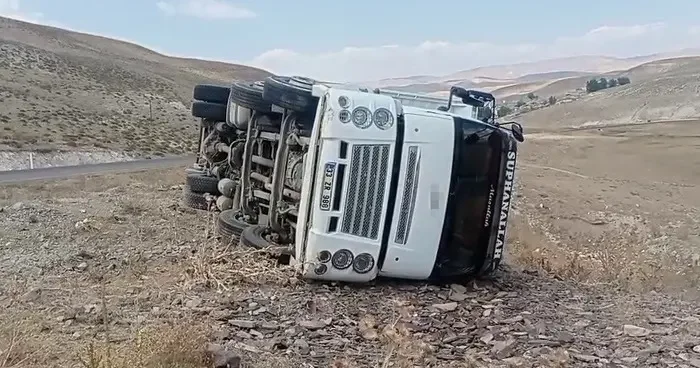 Tekman da kamyon devrildi, sürücü yaralandı