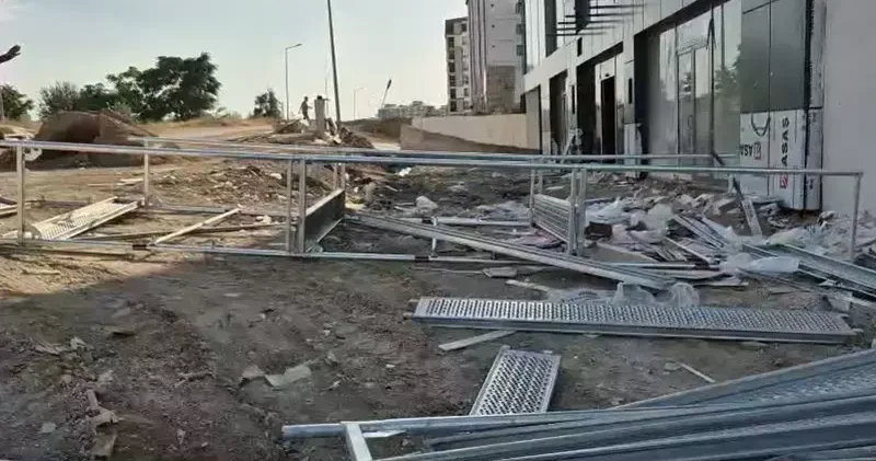 Elazığ’da iskele çöktü: 2 işçi yaralı