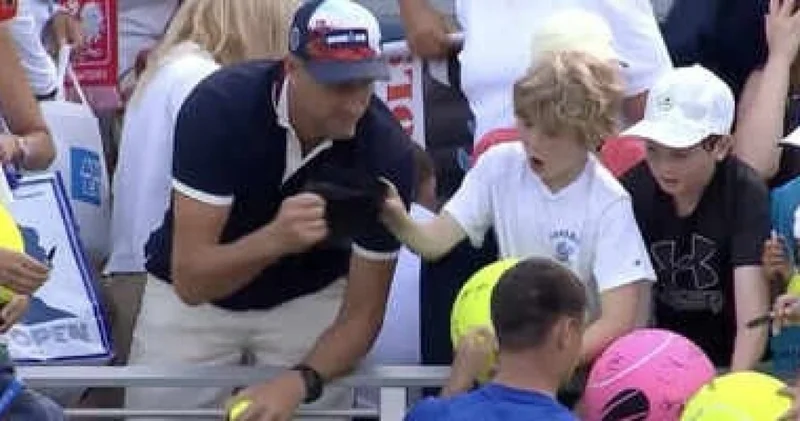 Tenis maçında çocuğun şapkasını çalan milyonerden tepki çeken özür