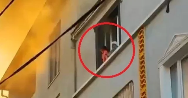 Evde çıkan yangında önce çocuğunu, sonra kendisini 3 üncü kattan attı; o anlar kamerada Bursa Haberleri