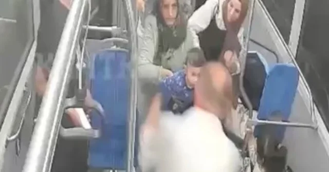 Otobüste nefes borusuna cips kaçan çocuğu, şoförün Heimlich manevrası kurtardı Kocaeli Haberleri