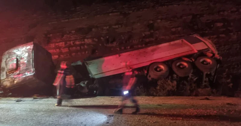 Adana da kamyon şarampole devrildi: 1 ölü