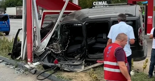 Samsun da akaryakıt istasyonu tabelasına çarpan hafif ticari araçtaki 3 kişi yaralandı VİDEO İZLE