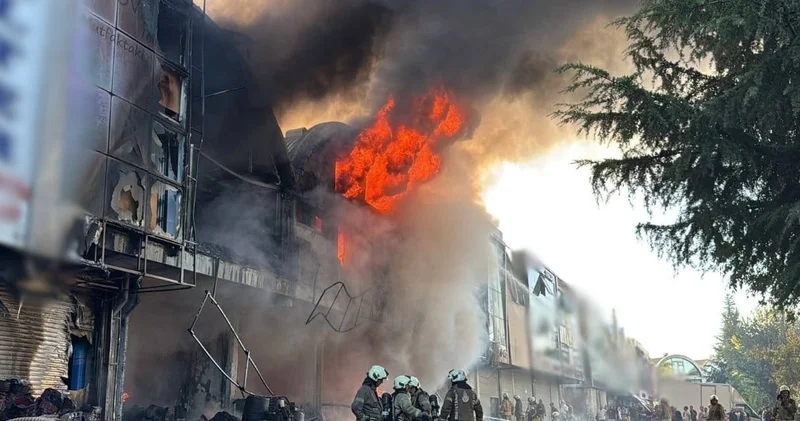 İstanbul da İSTOÇ Ticaret Merkezi nde korkutan yangın