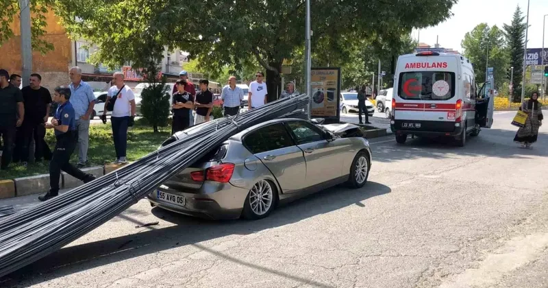Elazığ da Tırın Demiri Otomobile Düşüp 2 Kişi Yaralandı