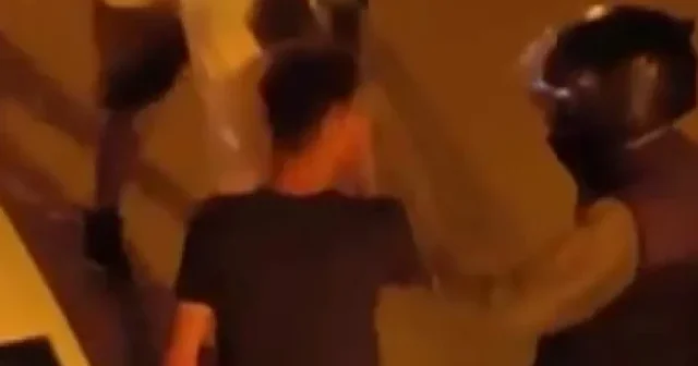 Şehir eşkıyalarının motosikletli genci dövüp gasp ettikleri anlar saniye saniye kameraya yansıdı VİDEO İZLE
