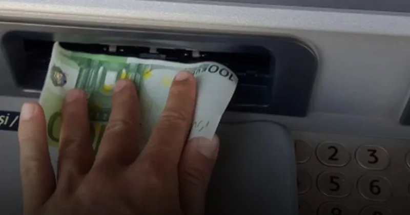 Ailesinin yolladığı paralar bankada kayboldu! ABD de okuyan genç kız tepsi taşımak zorunda kaldı Sözcü Gazetesi