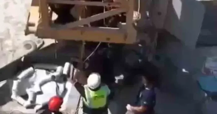 Vinçte bayılan operatörü itfaiye kurtardı