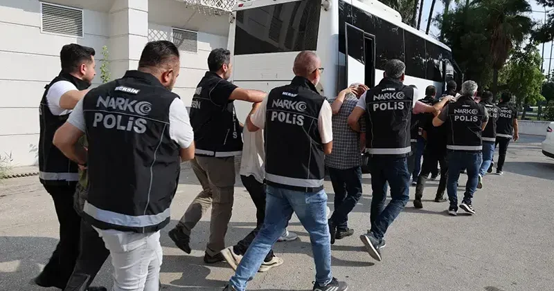 Mersin de 3,5 milyon uyuşturucu hap ele geçirilen operasyonda 8 şüpheli adliyede
