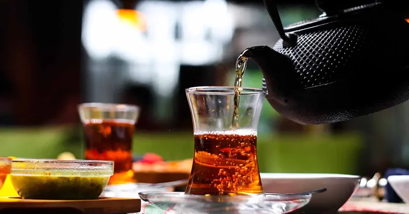 Çay severlere kötü haber! Bu şekilde tükettiğinizde kanser riskini doğuruyor