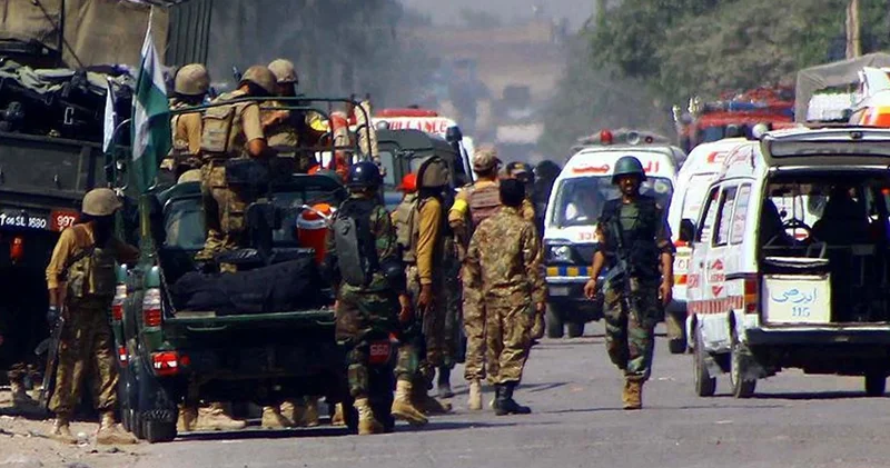 Pakistan da askeri tesise bombalı saldırı
