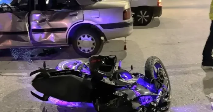 Motosikletin otomobile çarpması sonucu meydana gelen kazada 2 kişi yaralandı