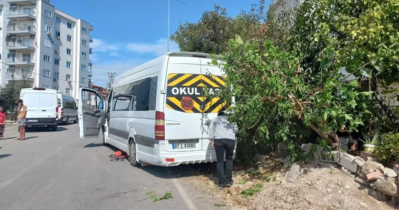 Antalya da servis minibüsünün altında kalan çocuk ağır yaralandı