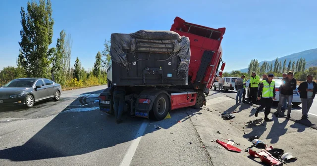 2 TIR çarpıştı; 3 ü ağır, 4 yaralı Afyonkarahisar Haberleri