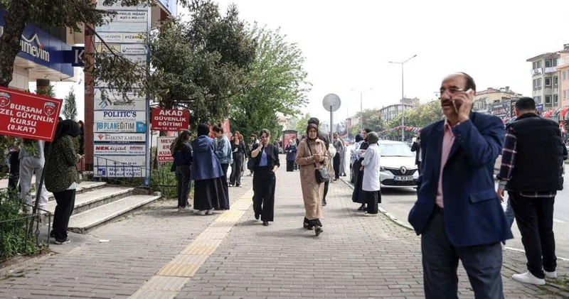 Deprem İstanbul u salladı: Valilikten hasarlı bina açıklaması