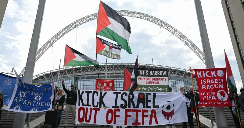 İngiltere de İsrail protestosu: Wembley e yürüdüler! Futbol Haberleri