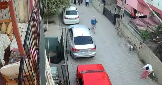 Kaçan şahsı tutmaya çalışan kadın yumruk yedi