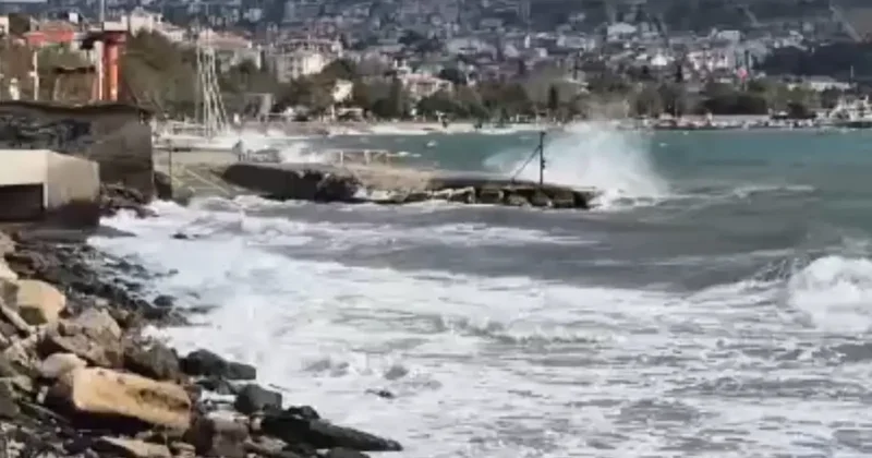 Marmara Denizi nde şiddetli fırtına! Gemiler demir attı