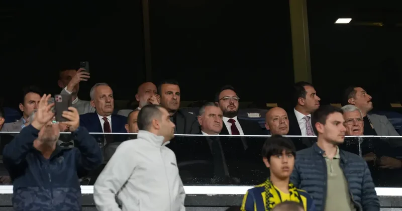 Bakan ve Montella dan sürpriz ziyaret! Birlikte takip ettiler