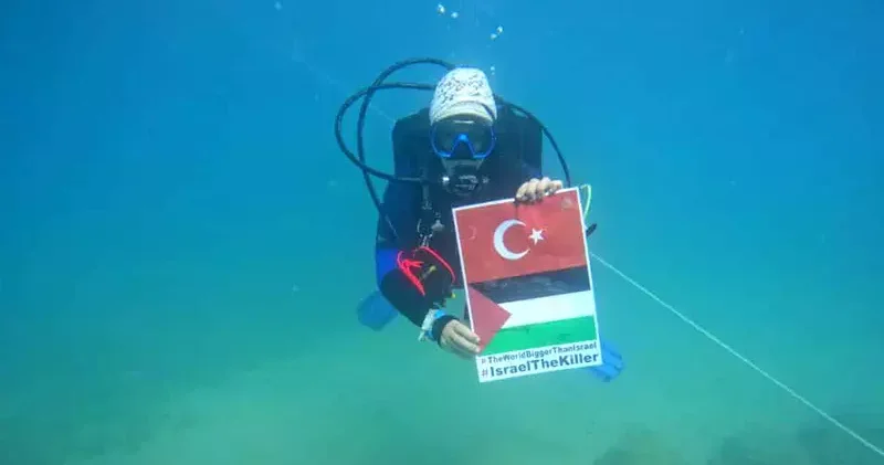 Su altında işaret diliyle Gazze eylemi