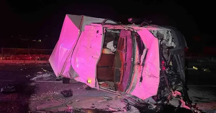 Demir yığınına dönen kamyonetlerde 3 kişi yaralandı