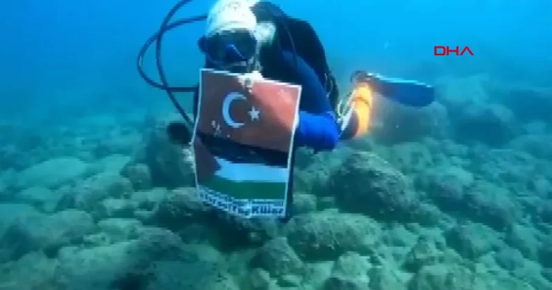 Derin dalış uzmanından su altında Katil İsrail mesajı
