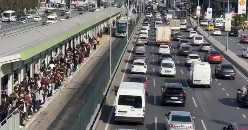Deprem sonrası büyük panik! Aracını alan trafiğe çıktı