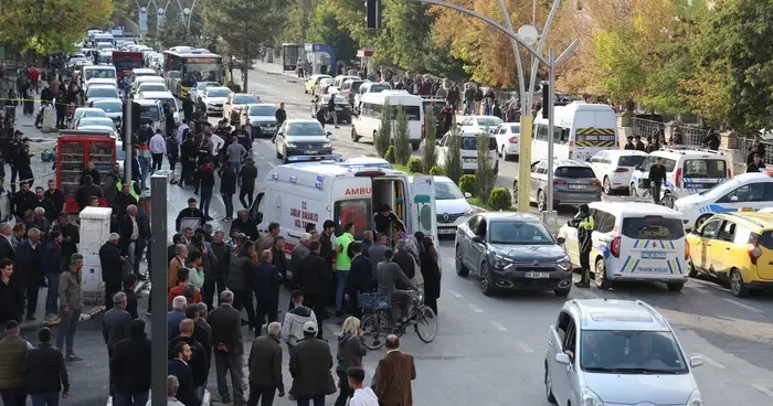 Ağrı da iki grup arasında çıkan silahlı ve bıçaklı kavgada biri ağır 4 kişi yaralandı