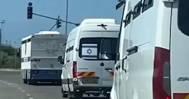 İsrail alıkoyduğu aktivistleri cezaevi araçlarıyla götürdü VİDEO İZLE