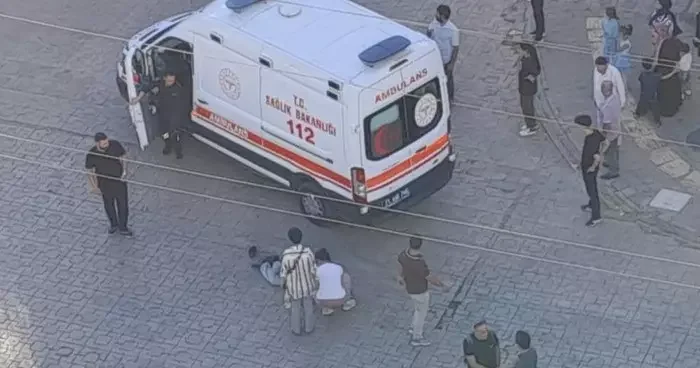Motosikletiyle şişe üzerinden geçti, dengesini kaybederek düşüp yaralandı