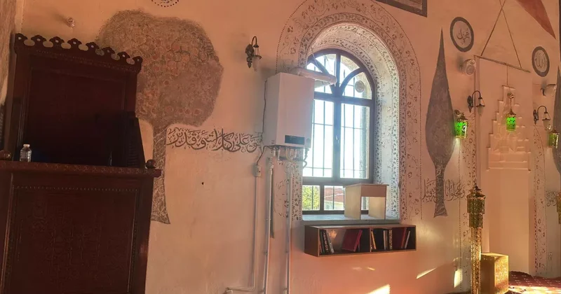 139 yıllık camide şaşırtan manzara: Kıble duvarına yerleştirdiler!