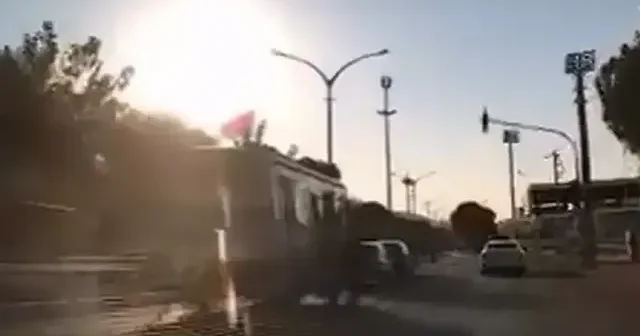 Manisa da servisten inen işçi son anda kurtuldu VİDEO İZLE