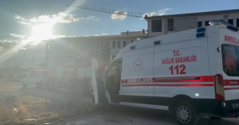 Erzincan da alacaklarını isteyen işçiler çatıya çıktı