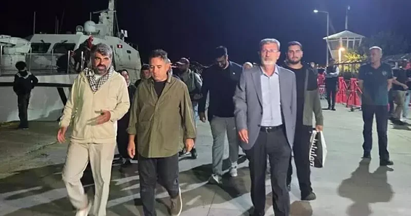 Tekneleri arıza yapan Gazze gönüllüleri, Marmaris e getirildi
