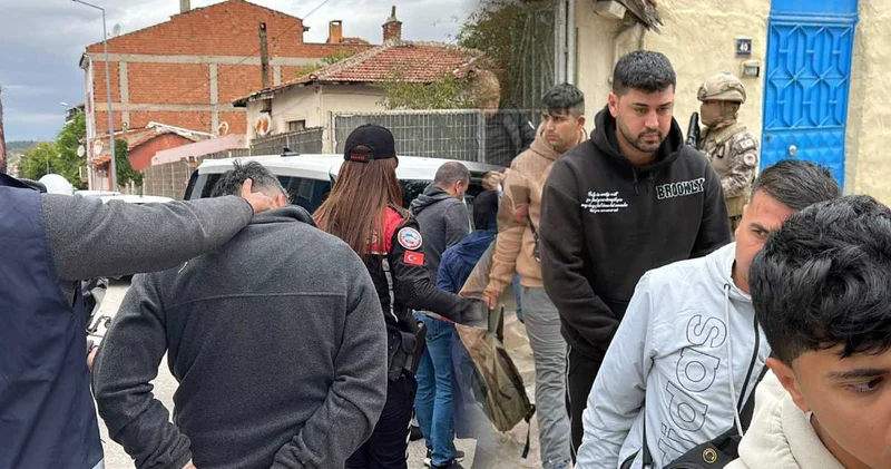 15 kaçak göçmen ve 4 FETÖ şüphelisi aynı evde yakalandı!
