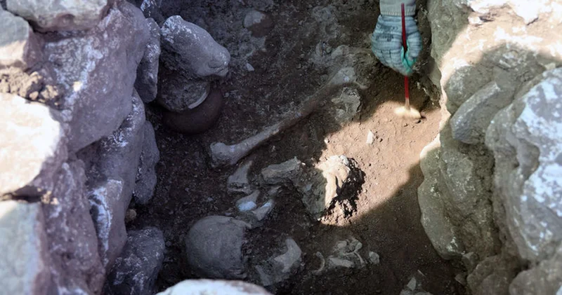 12 bin yıllık Çayönü Tepesi nde 8 mezar gün yüzüne çıkarıldı