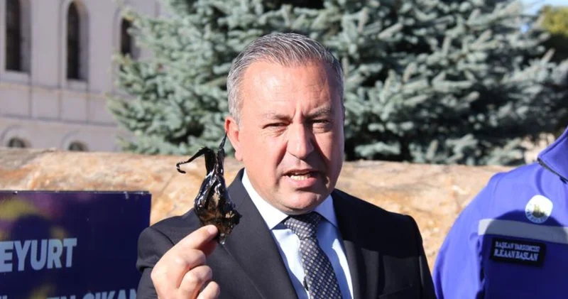 Çürümüş boruları meydanda sergilediler