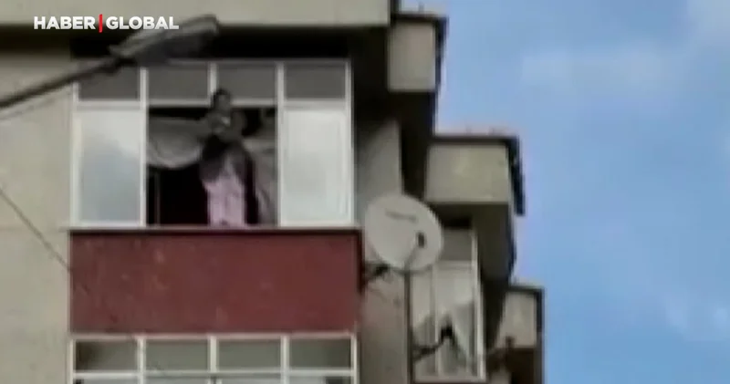 Esenyurt ta depremden korkan kadın cama çıktı çığlık attı: Abla bitti korkma
