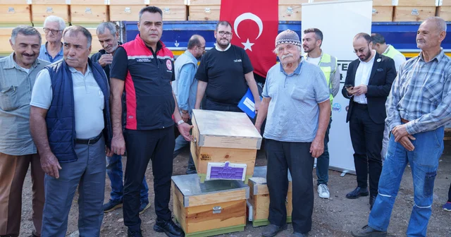 İzmir de orman yangınlarından etkilenen bölgelerde arı kovanı dağıtıldı İzmir Haberleri