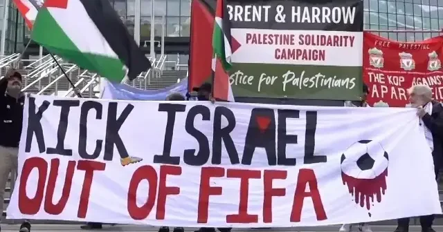İsrail in UEFA ve FIFA dan men edilmesini talep eden bir grup Londra da protesto düzenledi VİDEO İZLE